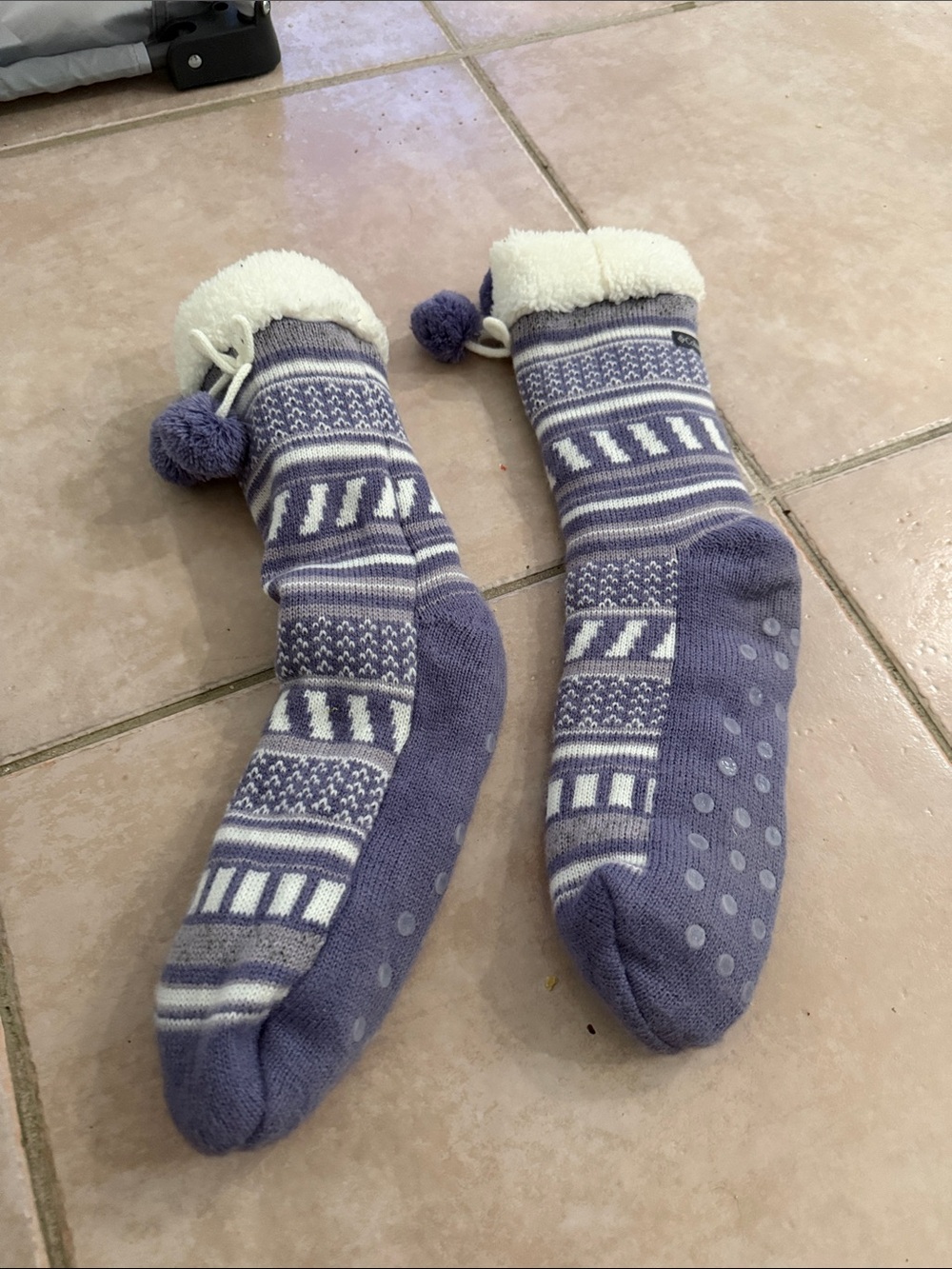 Columbia Lavender and White Pom-Pom Fleece-Lined Grip Socks @@@